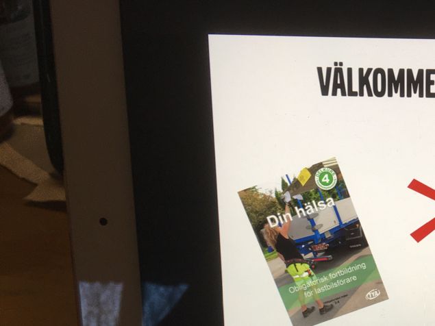 Eftersom jag har alla behörigheterna på mitt körkort måste jag var 5e år ta om mitt YKB. Det måste alla yrkeschaufförer ha som bevis för sin yrkeskompetens. Och jag har för C1, C1E C CE och D1 D1E D DE. Förkortat lastbil + släp, buss + släp. Så idag har jag gjort kurs nr 4 som handlade om hälsa. Riktigt intressant! Sova, äta och jobba/motionera så håller man sig frisk. Yesss!
