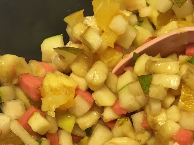 En härlig avslutning på en arbetsdag är en goood fruktsallad. Och då gärna med små bitar av det genomröda äpplet Red Moon. Vi säljer sådanan äppelträd 🍎 Och det går också att köpa ympkvistar. Just Red Moon går fint att lagra ett tag och visst är det en glädje med de röda bitarna i fruktsalladen? 👍