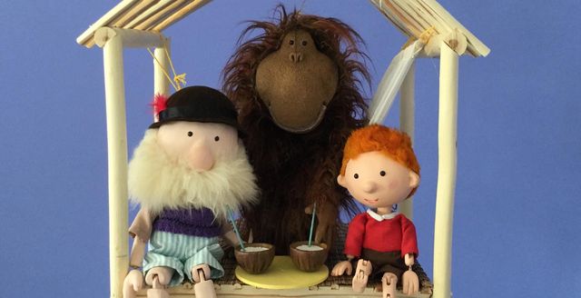 Morfar, apan Joho och Stig i kojan på den magiska ön.