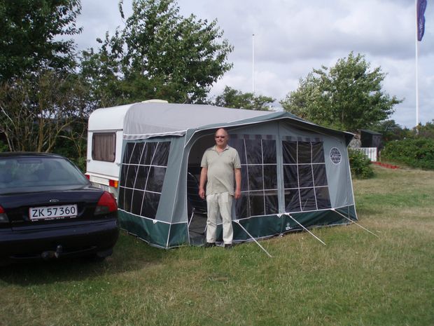 Finn udenfor campingvognen på pladsen