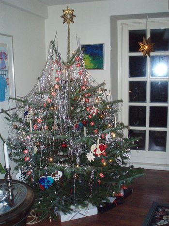 Juletræet med sin pynt - så er julefesten begyndt