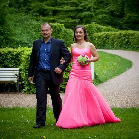 Bruden Tina føres af hendes bror Allan.