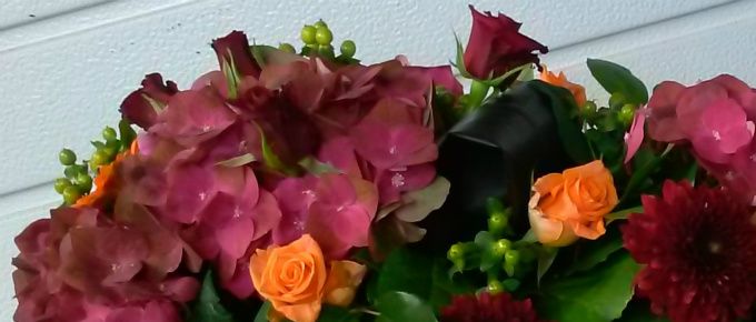 Druppelvorm met Rozen, Hypericum, gerbera's en hortensia.