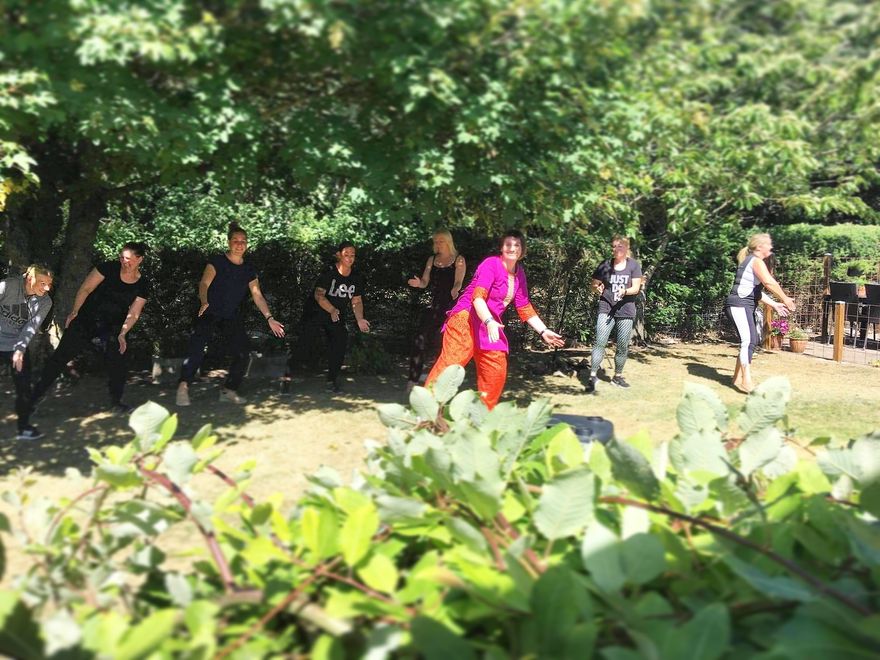 Masala Bhangra Workout kan også foregå en dejlig sommerdag i haven
