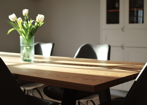 Opgrader dit spisebord med et elegant plankebord af eg