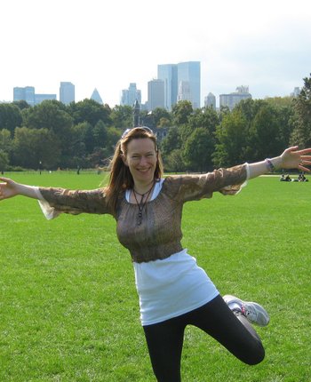 Kvind på græsplæne Kvind på græsplæne