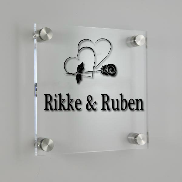 
 26....                Dørskilt laget i plexiglass. Motiv.
- Elegante skruer i aluminium.  Str. 150x150x6 mm                          
Kr. 420,-































