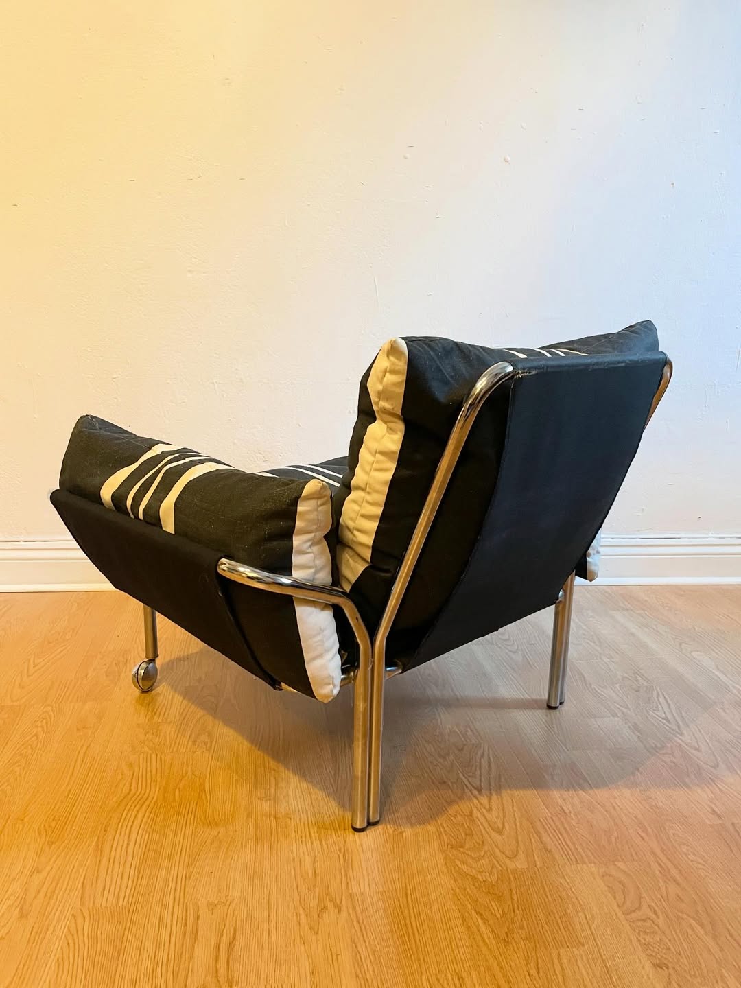 Steel tube lounge chair