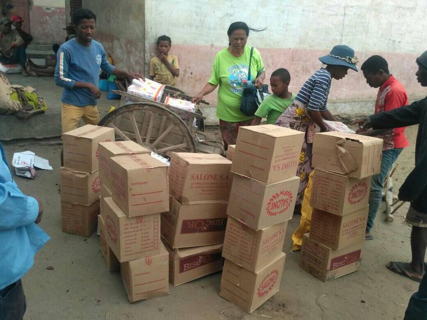 Geneviève avec les cartons de denrées à distribuer aux victimes du dérèglement climatique du Sud de Madagascar