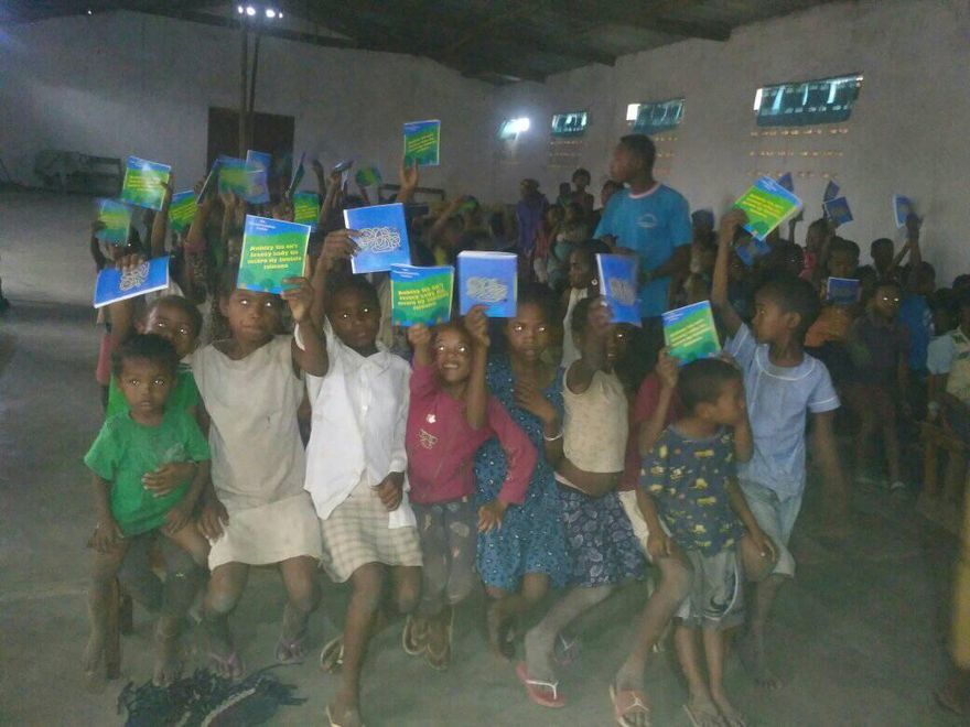 Les enfants aussi ont eu leur part de fasicules et sont très contents !