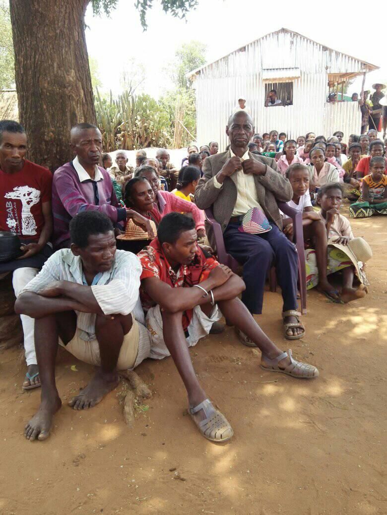 La population sinistrée du Sud de Madagascar ( Ambovombe )sont venus nombreux pour la distribution et aussi écouter l'encouragement des missionaires par l'Evangile