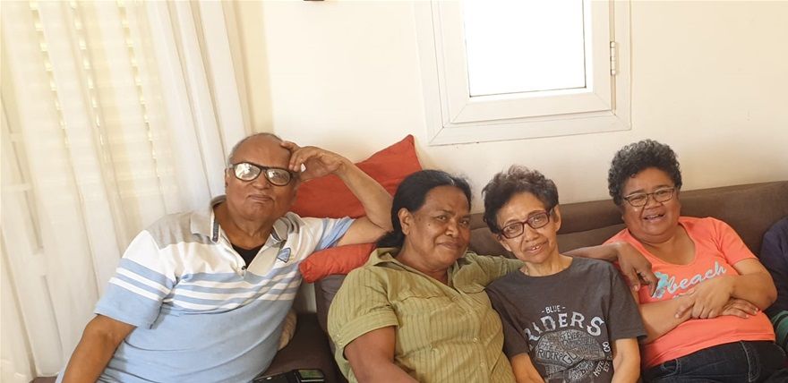 Les Membres du Comité Directeur de l'ASSOCIATION AKANY MADAGASCAR : de gauche à droite Rajoharison Soma, Geneviève Rabearisoa , Charline Rajoharison , Holy Rajaona , Papa Rajaona  ( propriétaire du Siège AAM )et Marcel Andriamandimbisoa ( Président )