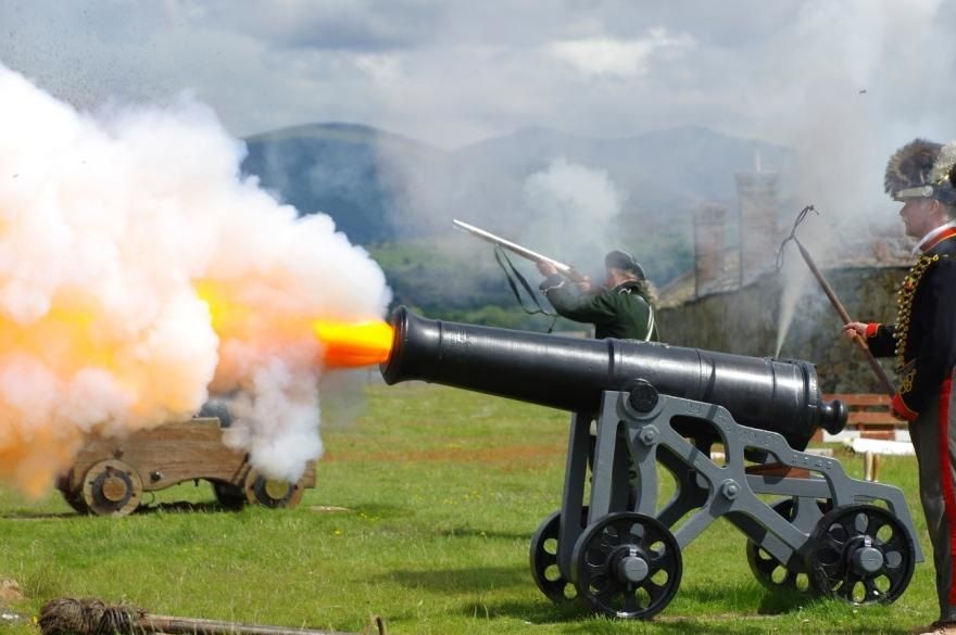 The 24lb cannon at the moment of firing!