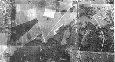 Fortunfortet. Luftfoto fra 1926 der viser forhugget i Fortunens Indelukke i Dyrehaven. Yderst til højre ses Taarbækfortet. Lyngby-Taarbæk Stadsarkiv.