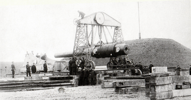 Kystbatteriet Kalkbrænderi Batteri. Montering af 35,5 cm kanon 1881. Statens Forsvarshistoriske Museum.