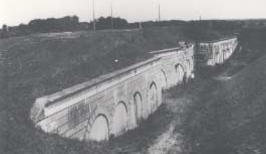 Vangede Batteri. Den centrale del af Batteriet før det blev dækket med jord. Man kan se kaponiererne, hvor der er placeret vinduer og panserdøre. Lokalhistorisk Arkiv, Gentofte.