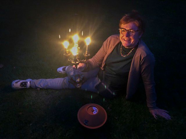 Portret bij kaarslicht (gsm-foto)...