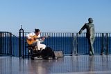 Gitarist aan zee met standbeeld - Nerja