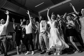 Ausgelassene-Feierstimmung-hochzeit