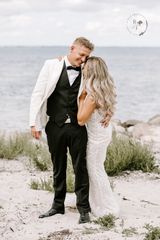 brudepar på stranden