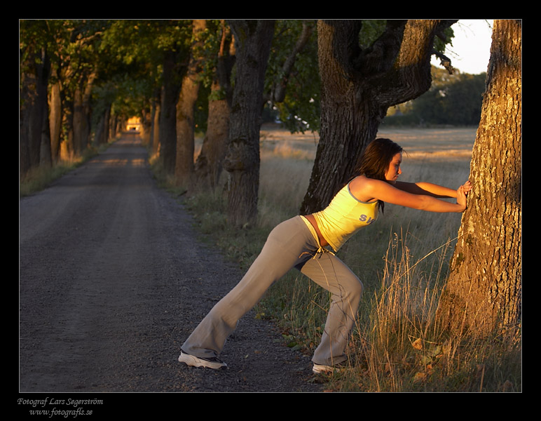 Stretching i kvällsljus.