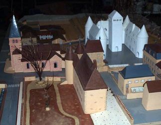 En blanc, la reconstitution(imaginaire)de la partie seigneuriale de l'ancien château (avec donjon) incendiée par les Brigands en 1789 et démolie dans les années qui suivirent.