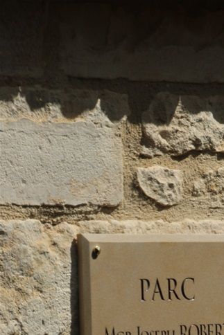 La plaque est dévoilée par Mme Durez.