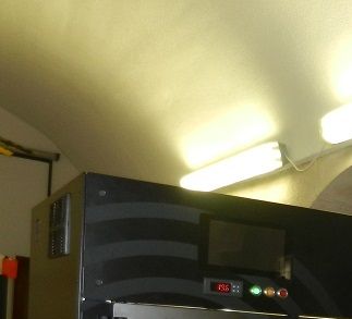 Mr BOICHUT devant l'imprimante 3D dernière sortie de son atelier.