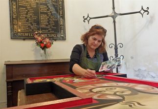 Mme Lajénie en plein travail.