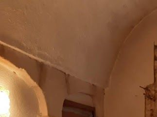 La porte percée dans les murs épais ...