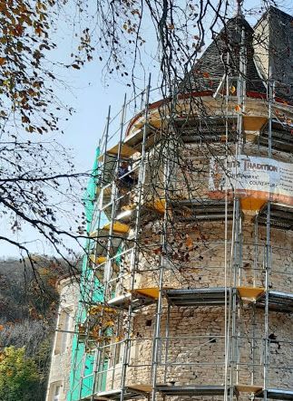 La tour débarassée de son enduit.