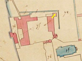 À l’emplacement de la flèche : la porte découverte, qui donnait accès à une tour d’angle qui existait encore en 1839.