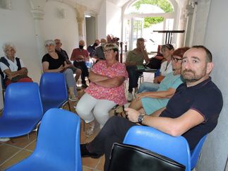 Des adhérents attentifs réunis dans une salle fraîchement restaurée ....