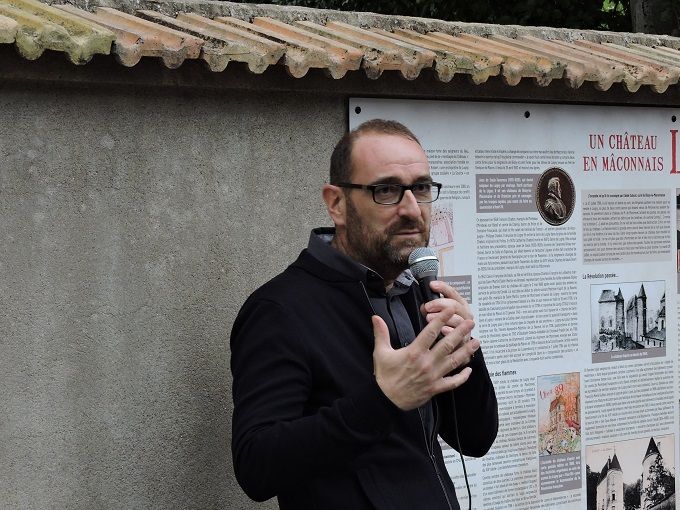 Frédéric Lafarge   expliquant le contenu du panneau illustré