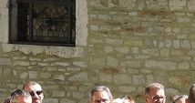 Un auditoire attentif au explications du guide
