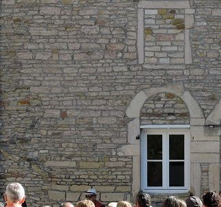 La visite se termine devant l'ancienne porterie (conciergerie) du château