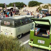 het vwbusje komt zo Franky Malbrancke rondrit strand