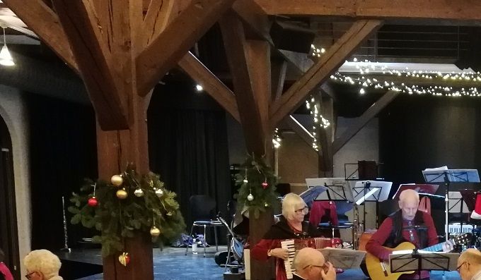1. december 2018. Jørgen og Hanne spillede og sang for i pausen til fællessang.
Med kaffe og fortræffelig hjemmebag.