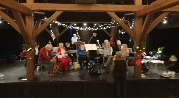 Julebal 2019. Der er opvarmning af instrumenter om eftermiddagen.