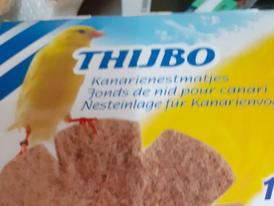 Soms hebben jonge poppen moeite om een nest te bouwen. Daarom haal ik ook altijd een doosje met nestmatjes. 