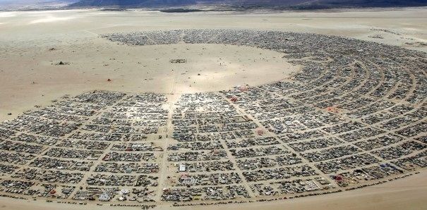 Camp in der Black Rock Wüste. Im Mittelkreis werden die brennbaren Kunstwerke gebaut. 2014 erreichte ein Werk eine Höhe von 30 Meter.