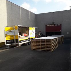 Aan een fabrieksgebouw