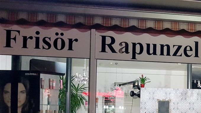 Der Salon Friseur Rapunzel da Brunetti in Florstadt bietet ihnen eine exclusive und hochprofessionelle Auswahl an Dienstleistungen rund um den Fachbereich Haare und Make-Up.Kommen sie vorbei und überzeugen sie sich selbst von der Spitzenqualität der zwei Friseurmeistern und zwei Friseurin sowie der liebevollen Arbeitsweise auf die das dynamische und motivierte Team bei Rapunzel großen Wert legt So vereint die Beauty- Lounge Friseur, Wimpernverlängerung und Make-Up unter einem Dach. Beratung wird daher sehr groß geschrieben um ein komplettes Bild des Kunden zu erlangen und dessen Wünsche umzusetzen. Mit den Produkten von den Firmen Davines - Matrix (L´oreal) und Goldwell setzt das Friseurteam auf exklusive Erzeugnisse.