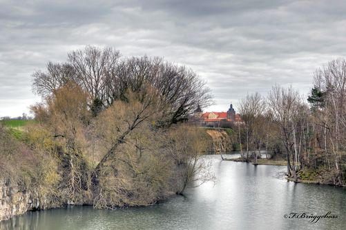 Blick von der Ruine über den See auf Schloß Hundisburg