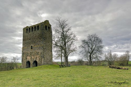 Ruine mit Sitzgruppe