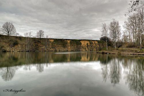 Ein kleiner See vor der Ruine