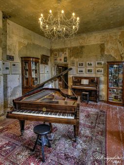 Klavier mit Kronleuchter