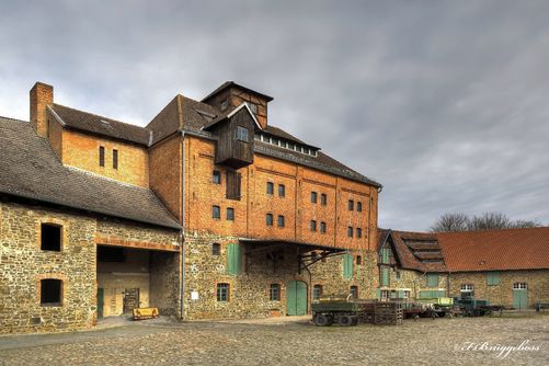 Die Landmaschinen auf dem Schloßhof