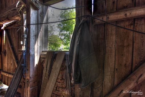Die Jacke am Fenster