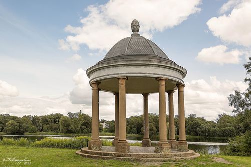Säulentempel im Park Schloß Richmond